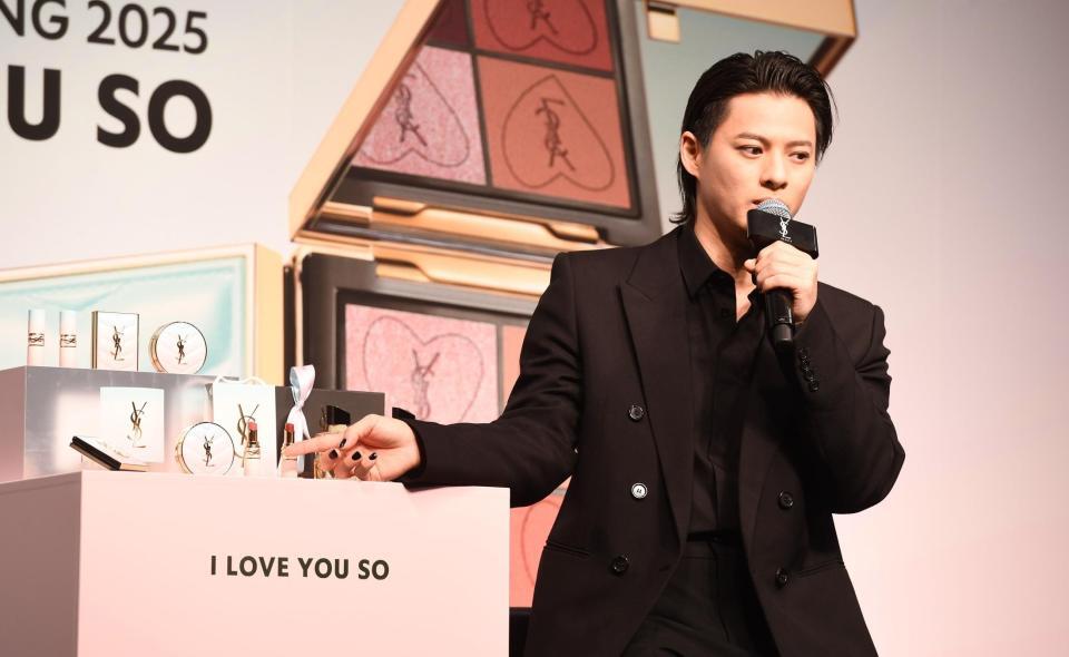 　おすすめのリップを紹介する平野紫耀（撮影・園田高夫）