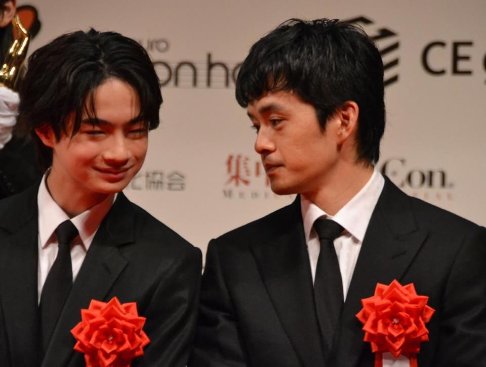 　「第７９回毎日映画コンクール」贈呈式で談笑する越山敬達（左）と池松壮亮