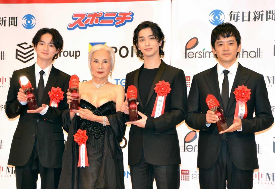 　「第７９回毎日映画コンクール」贈呈式に登場した（左から）越山敬達、カルーセル麻紀、横浜流星、池松壮亮