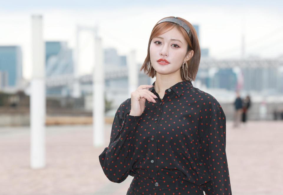 　ポーズを決める王林（撮影・金田祐二）