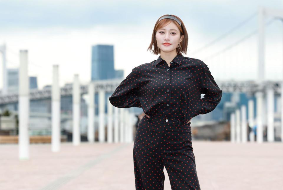 　ポーズを決める王林（撮影・金田祐二）