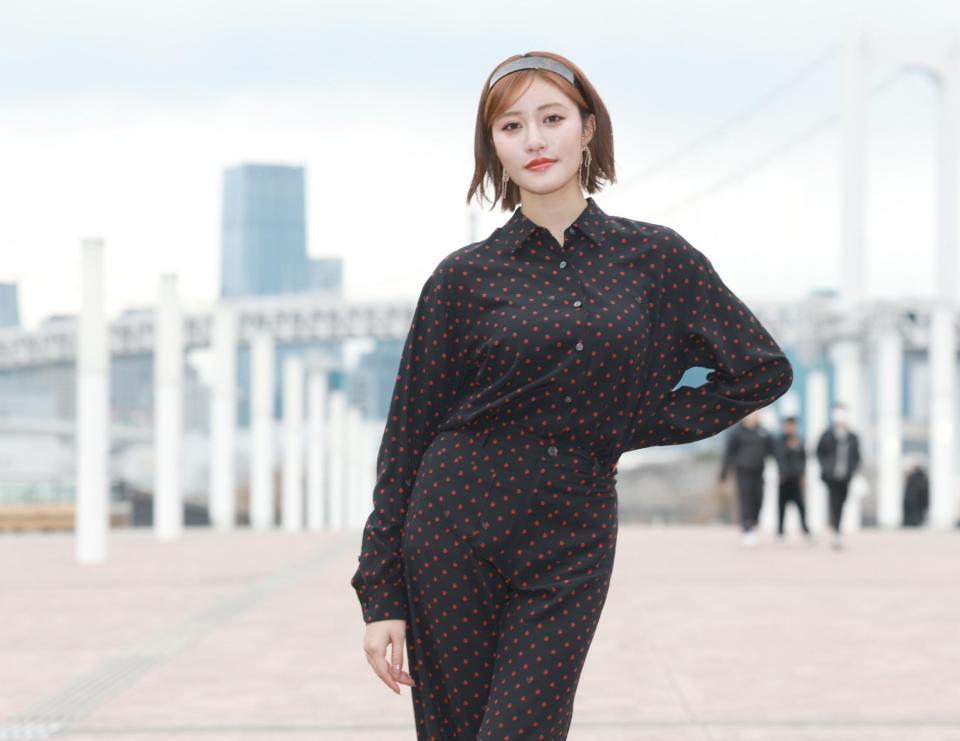 　ポーズを決める王林（撮影・金田祐二）