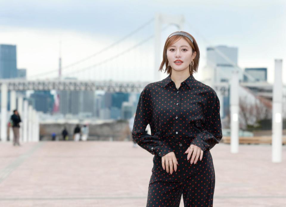 　ポーズを決める王林（撮影・金田祐二）