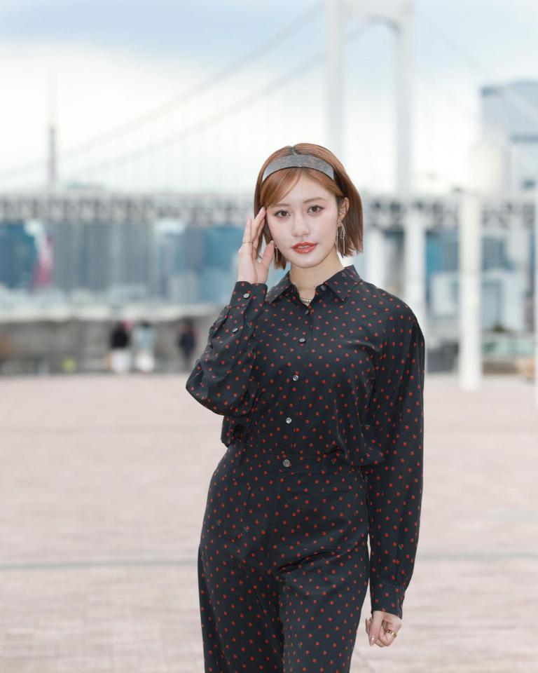 　ポーズを決める王林（撮影・金田祐二）