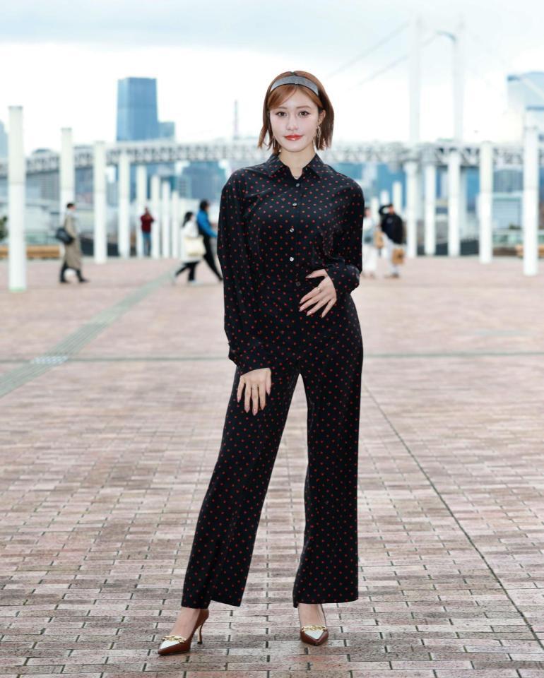 　ポーズをきめる王林（撮影・金田祐二）