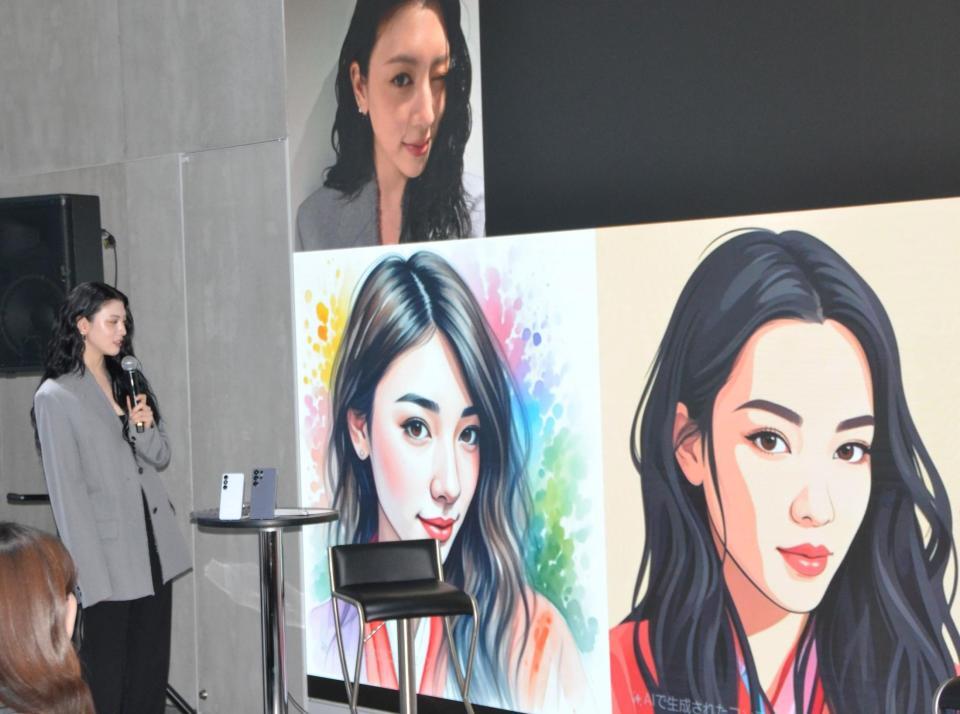 　「Ｇａｌａｘｙ　Ｅｖｅｎｔ」に登場し、ＡＩを用いた画像編集機能を体験した三吉彩花（左）