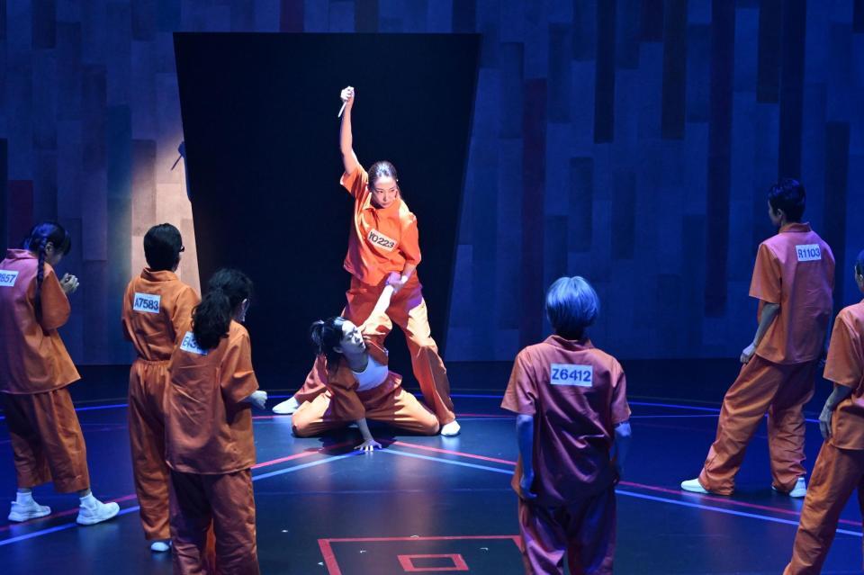 　死刑囚を演じた紅ゆずる（中央）