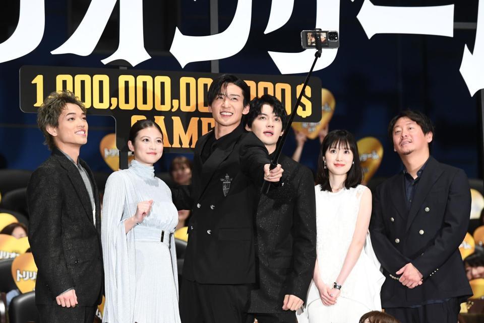 　自撮り棒を持って動画を撮る（左から）原嘉孝、今田美桜、目黒蓮、佐野勇斗、福本莉子、村尾嘉昭監督（撮影・園田高夫）