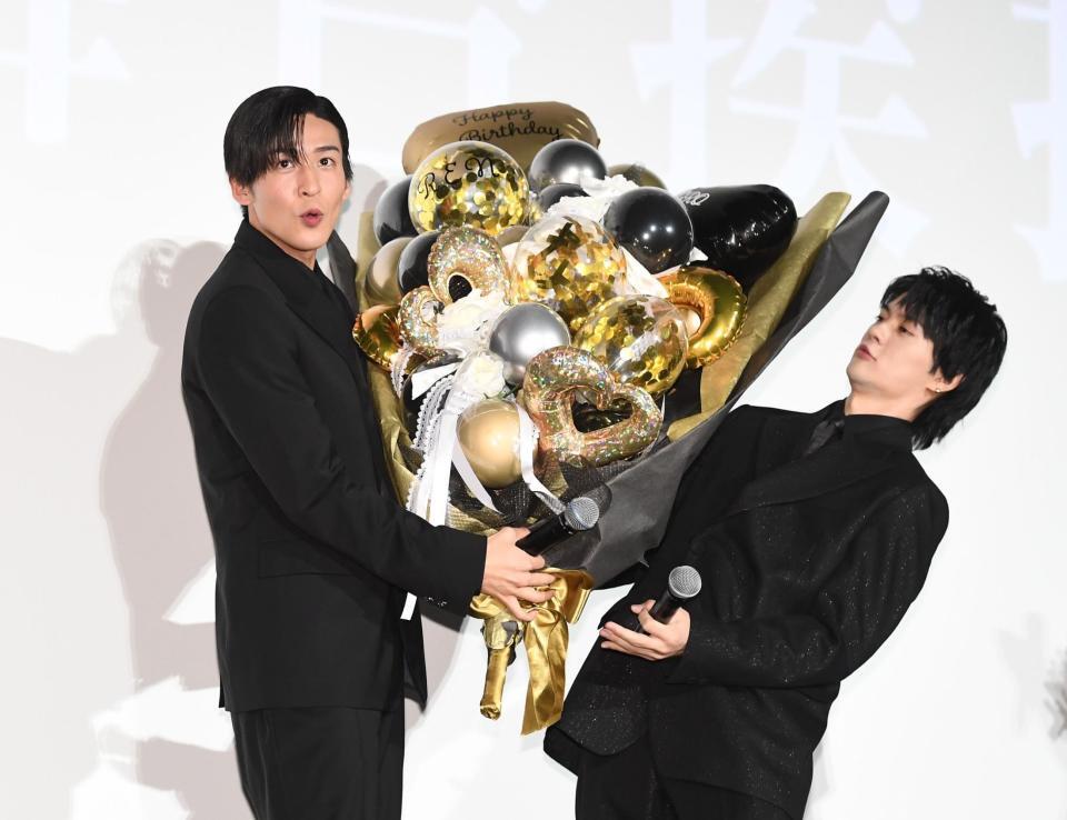 　佐野勇斗（右）からサプライズのバルーン花束を渡されビックリの目黒蓮（撮影・園田高夫）