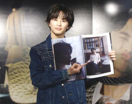 　お気に入りのページを見せる草川拓弥