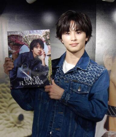 　本を手に撮影に応じる草川拓弥