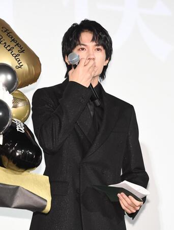 　涙ぐむ佐野勇斗（撮影・園田高夫）