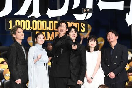 　自撮り棒を持って動画を撮る（左から）原嘉孝、今田美桜、目黒蓮、佐野勇斗、福本莉子、村尾嘉昭監督（撮影・園田高夫）