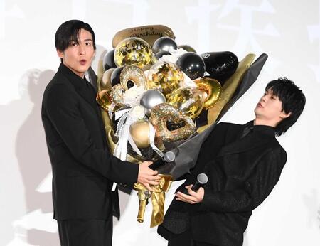 　佐野勇斗（右）からバルーンで作られた花束を渡されビックリの目黒連（撮影・園田高夫）