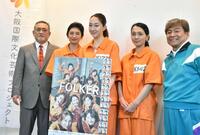 　取材に応じる（左から）後藤ひろひと、小島聖、紅ゆずる、遠藤久美子、内場勝則