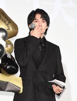 　涙ぐむ佐野勇斗（撮影・園田高夫）