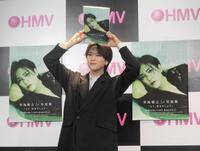 　写真集をアピールする草地稜之