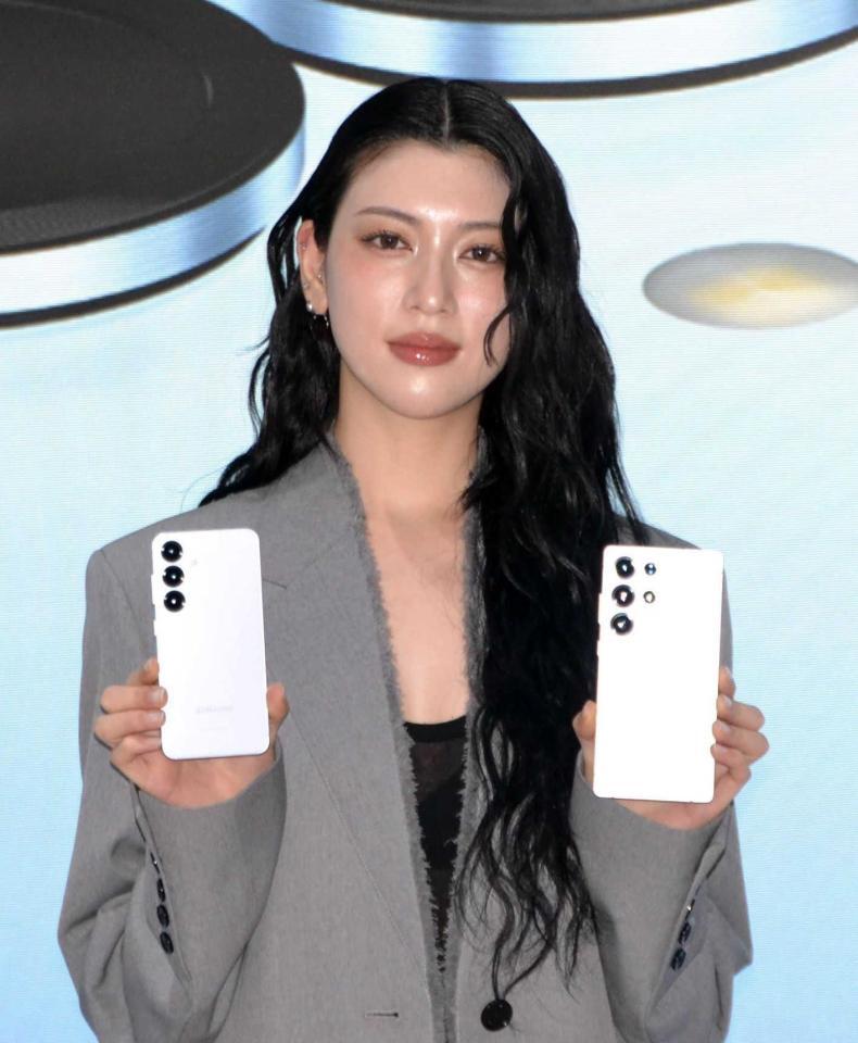 　イベントに登場した三吉彩花