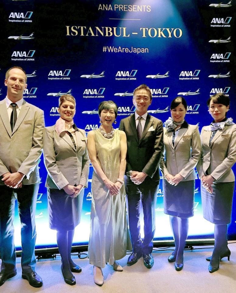 　レセプションに出席した庄野真代（左から３人目）