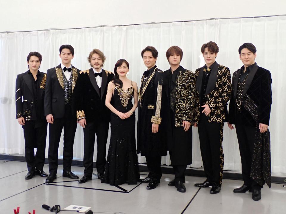 　開演前に記者会見を行った（左から）三浦宏規、甲斐翔真、佐藤隆紀、島田歌穂、井上芳雄、浦井健治、宮野真守、小野田龍之介