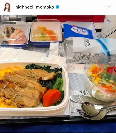　行きの機内食。モモコのインスタグラム＠ｈｉｇｈｈｅｅｌ＿ｍｏｍｏｋｏ（２月７日付）より