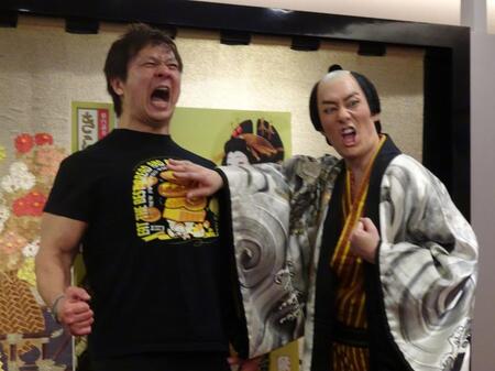 　憧れのレスラー・小島聡（左）に逆水平チョップを浴びせる中村勘九郎