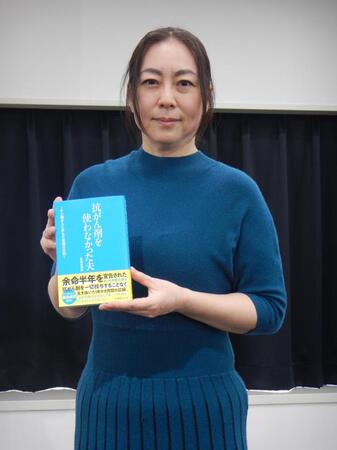 　写真に応じる倉田真由美氏