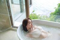 　初写真集で大胆衣装姿を披露した野崎萌香©曽根将樹／『野崎萌香写真集ｊｅａｌｏｕｓｙ』（講談社）