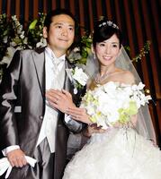 ０９年６月、結婚式での川島なお美さんと鎧塚俊彦氏