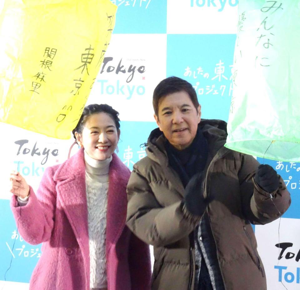 　東京ランタンセレモニーで願いを込めランタンを飛ばす関根勤（右）と麻里親子