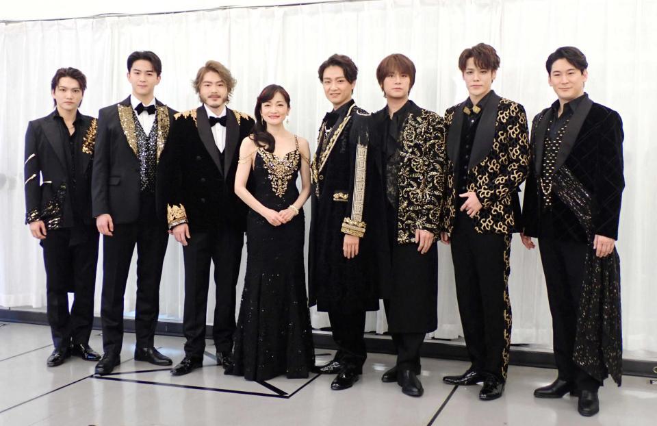 　開演前に記者会見を行った（左から）三浦宏規、甲斐翔真、佐藤隆紀、島田歌穂、井上芳雄、浦井健治、宮野真守、小野田龍之介