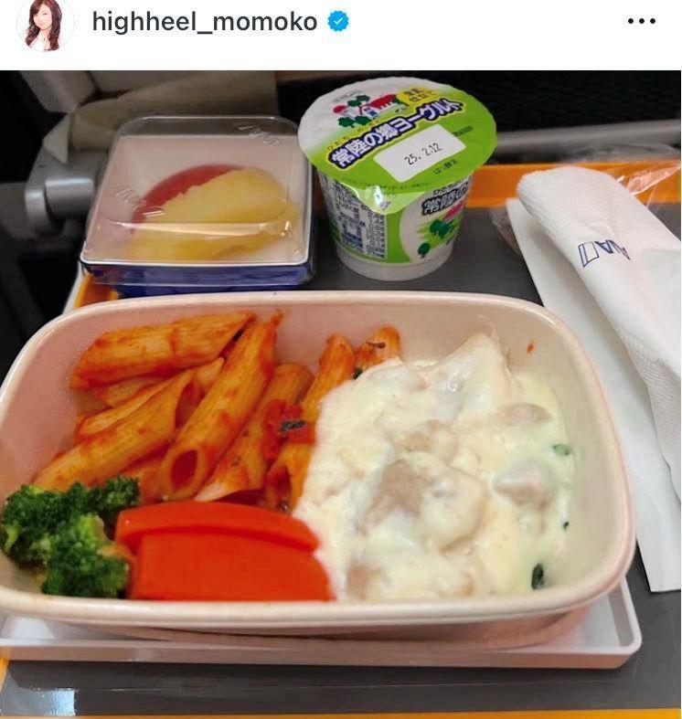 　行きの機内食。モモコのインスタグラム＠ｈｉｇｈｈｅｅｌ＿ｍｏｍｏｋｏ（２月７日付）より