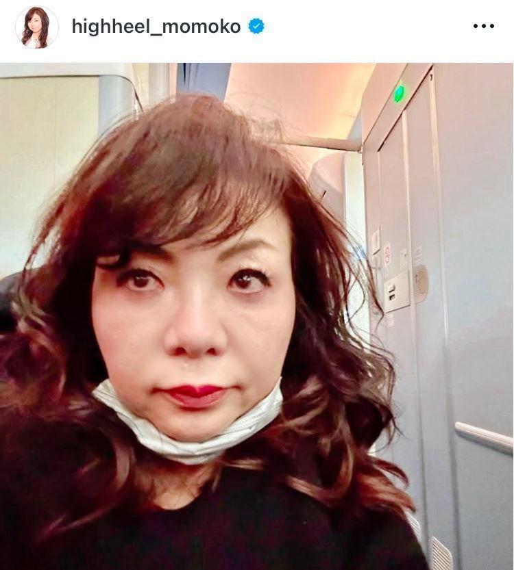 　ＡＮＡエコノミーの機内。モコのインスタグラム＠ｈｉｇｈｈｅｅｌ＿ｍｏｍｏｋｏ（２月７日付）より