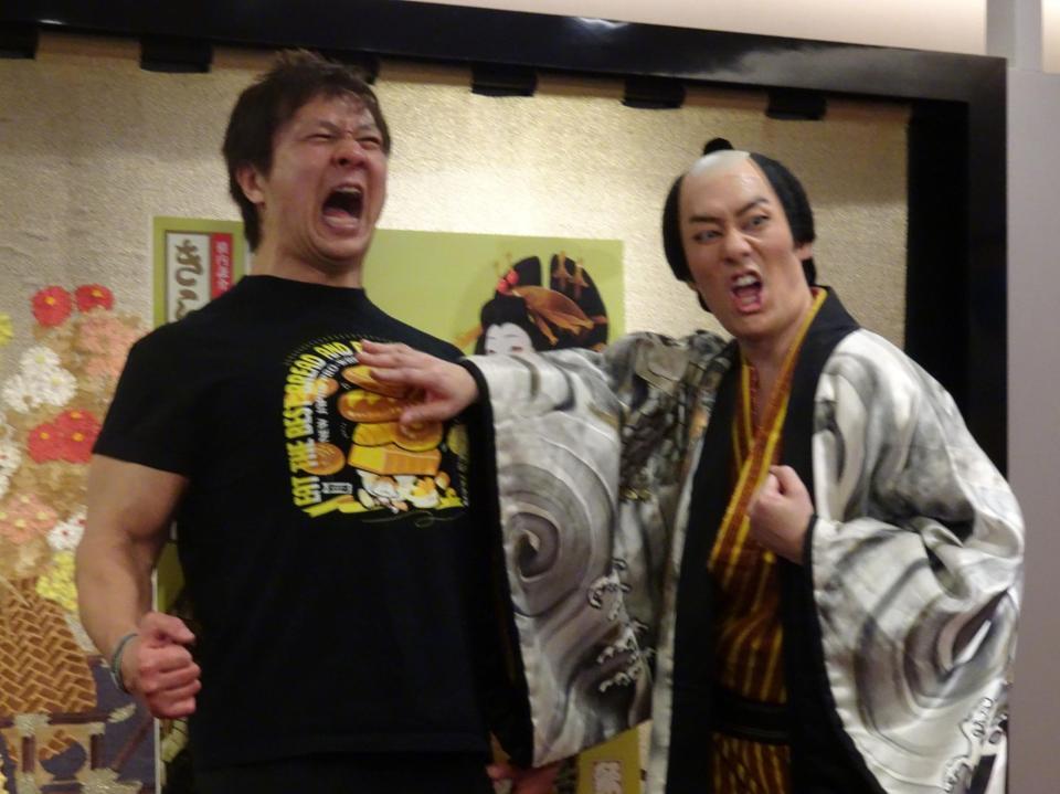 　憧れのレスラー・小島聡（左）に逆水平チョップを浴びせる中村勘九郎