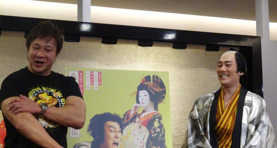 　憧れのレスラー・小島聡（左）との初対面を喜ぶ中村勘九郎