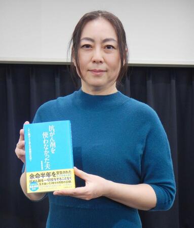 　写真に応じる倉田真由美氏