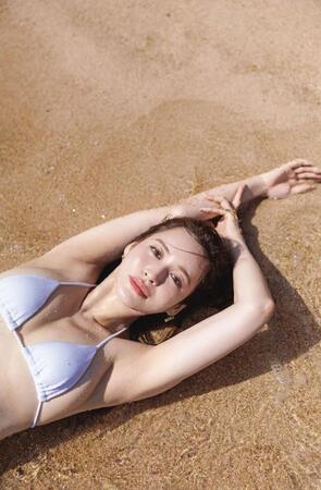 　初写真集で大胆衣装姿を披露した野崎萌香©曽根将樹／『野崎萌香写真集ｊｅａｌｏｕｓｙ』（講談社）