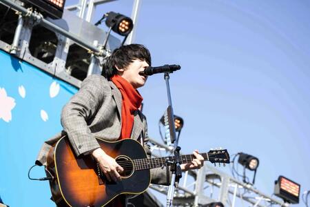 　パフォーマンスをするｓｕｍｉｋａ・片岡健太（画像提供：ユニバーサル・スタジオ・ジャパン）