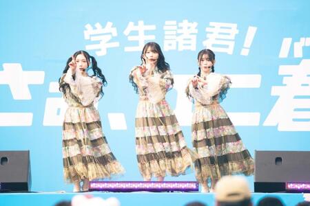 　パフォーマンスをする櫻坂４６（画像提供：ユニバーサル・スタジオ・ジャパン）