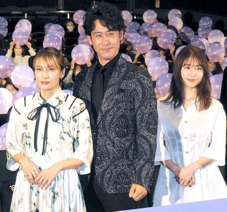 　映画「月の満ち欠け」の舞台あいさつに登壇した（左から）柴咲コウ、大泉洋、有村架純（２０２２年１２月１０日撮影）