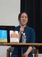 　トークする倉田真由美氏