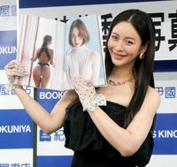 　お気に入りカットを披露する野崎萌香