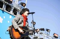 　パフォーマンスをするｓｕｍｉｋａ・片岡健太（画像提供：ユニバーサル・スタジオ・ジャパン）