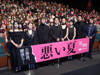 　写真に応じる（左から）箭内夢菜、伊藤万理華、窪田正孝、北村拓海、河合優実、木南晴夏、毎熊克哉、城定秀夫監督＝都内