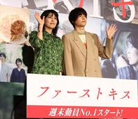 　フォトセッションに応じる（左から）松たか子とＳｉｘＴＯＮＥＳ・松村北斗（撮影・中島達哉）