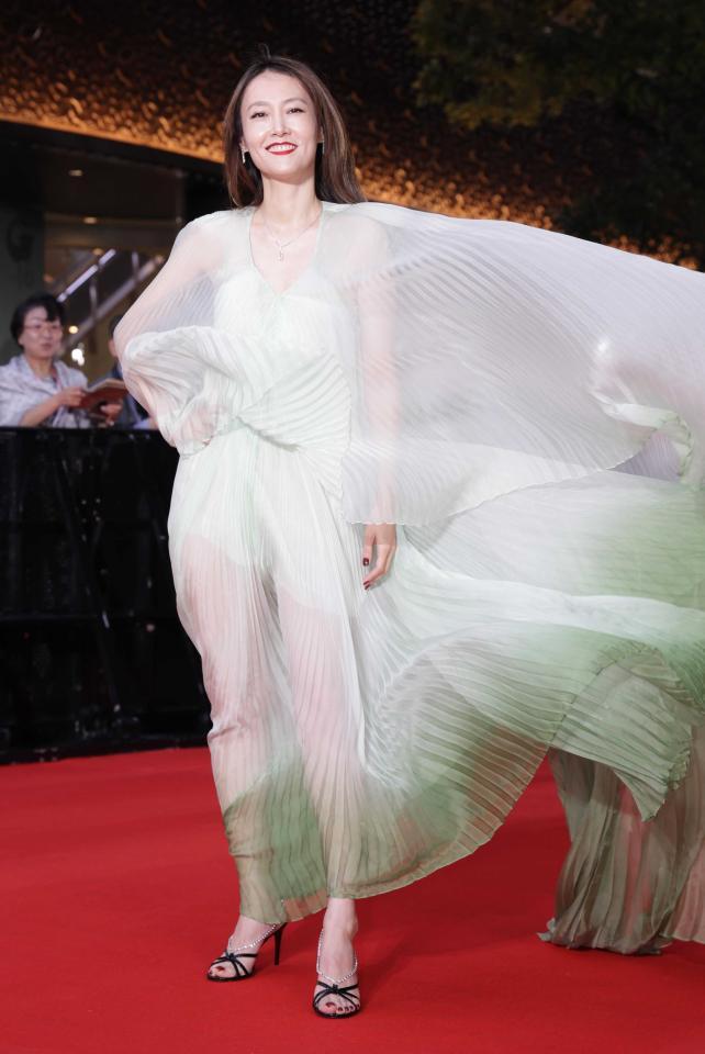 シースルーのドレスで登場した菊地凜子（２０２４年１０月）
