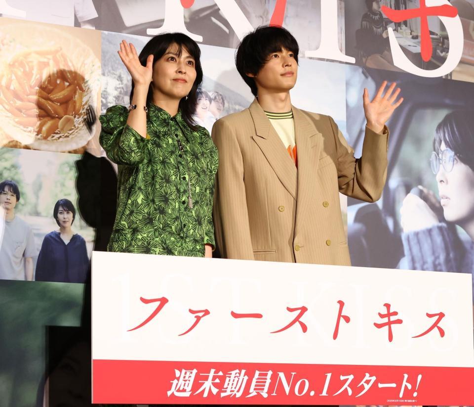 　フォトセッションに応じる（左から）松たか子とＳｉｘＴＯＮＥＳ・松村北斗（撮影・中島達哉）