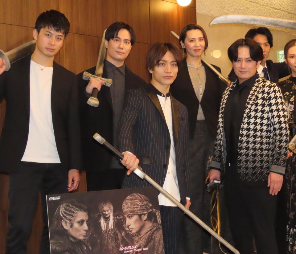 　会見に出席した（前列左から）今江大地、佐藤アツヒロ（後列同）林明寛、鈴木達央、緒月遠麻