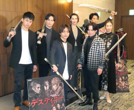 　剣を手にポーズを決める（前列左から）今江大地、佐藤アツヒロ、瀬戸かずや（後列同）林明寛、鈴木達央、緒月遠麻、清水順二