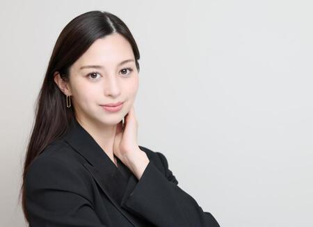 　ポーズを決める中条あやみ（撮影・石井剣太郎）